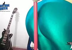 مرد Fucks در سبزه