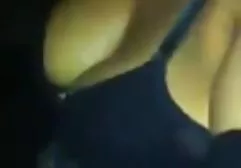 فاحشه بالغ لباس خود کلیپ های سک30 را می گیرد و شروع به تکان دادن است.