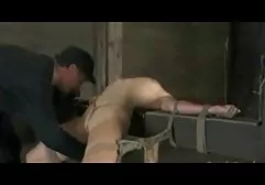 او یک دختر جوان را برداشت دانلود کليپ هاي سکسي و او را در رختخواب برد