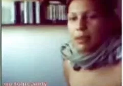 در نیمکت، دختر زیبایی پاهای خود را پودر جلا را گسترش کلیپ های سک۳۰ داد