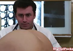 شلخته در کلیپ فیلم های سوپر خانه خود را با یک لرزاننده خشنود می کند